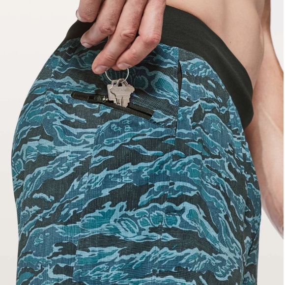 Lululemon T.H.E. Short Linerless 7" - Tiger Camo Multi Blue - Size XL - Picture 4 of 8
